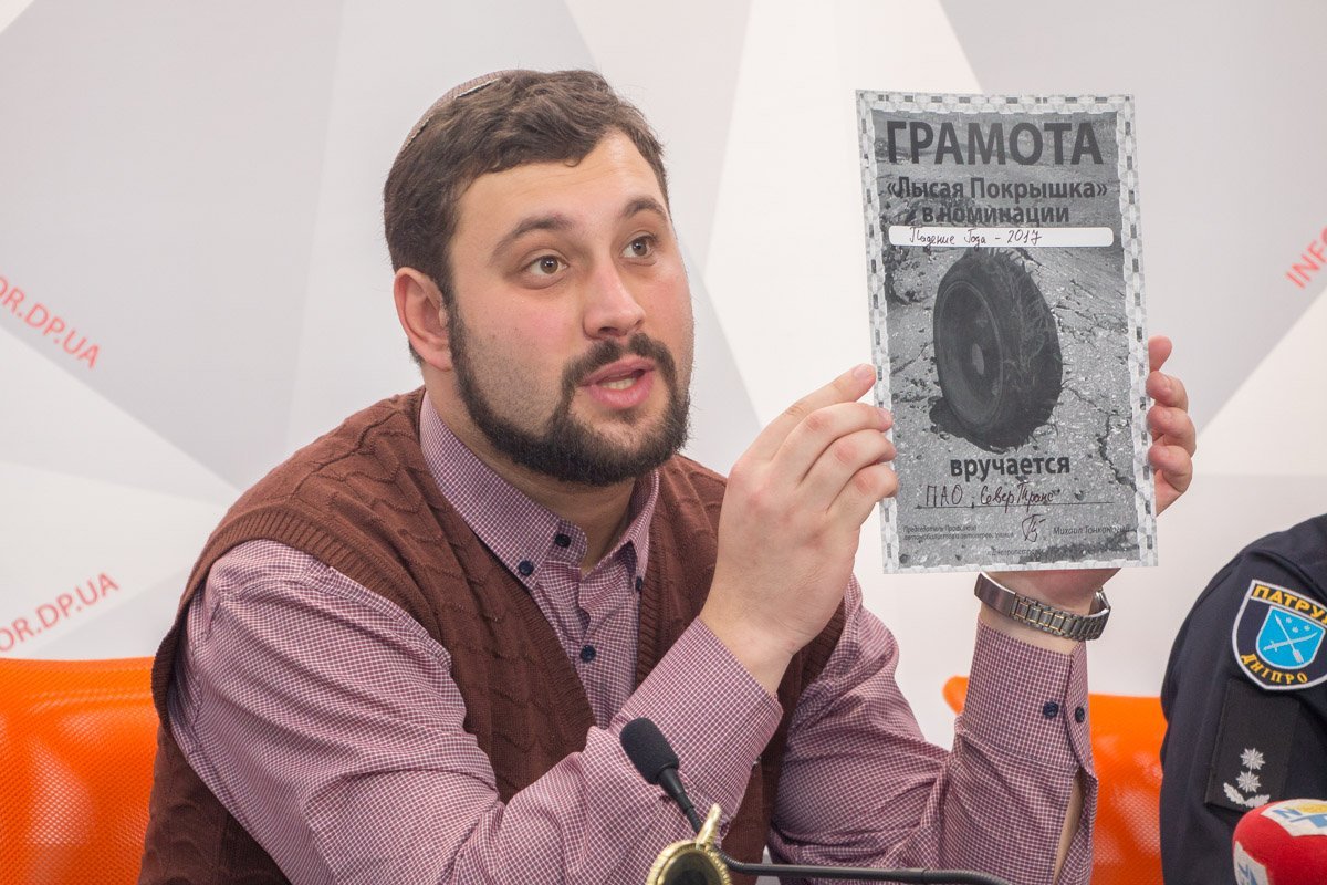 Ко Дню автомобилиста: кому — "лысая покрышка", а кому — огромный торт 3