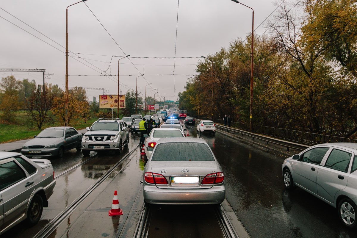 На Старом мосту столкнулись четыре автомобиля: образовалась пробка 2