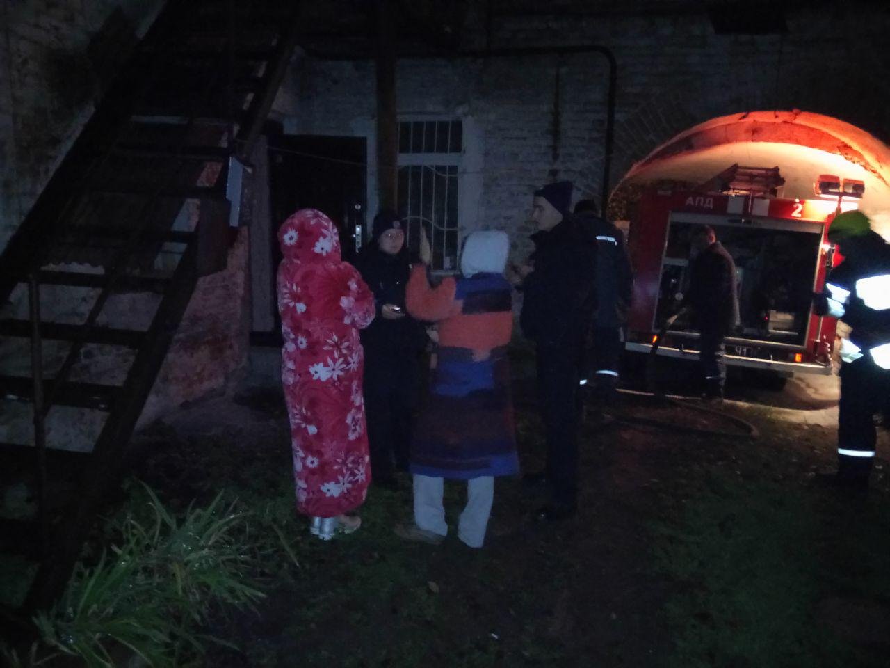 На Короленко мужчина топил в квартире дровами 2