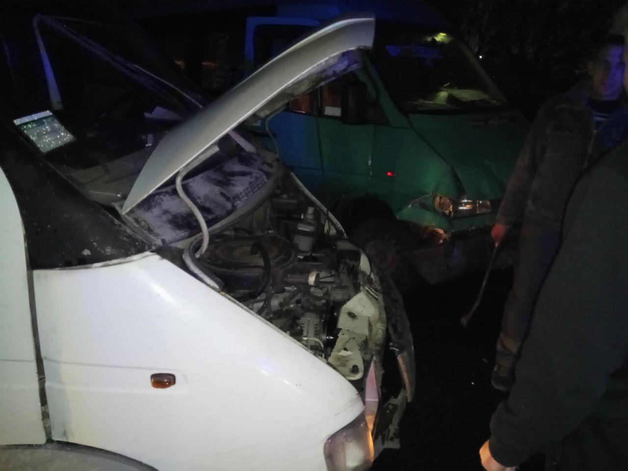 На Маршала Малиновского не поделили дорогу ГАЗель и маршрутка 1