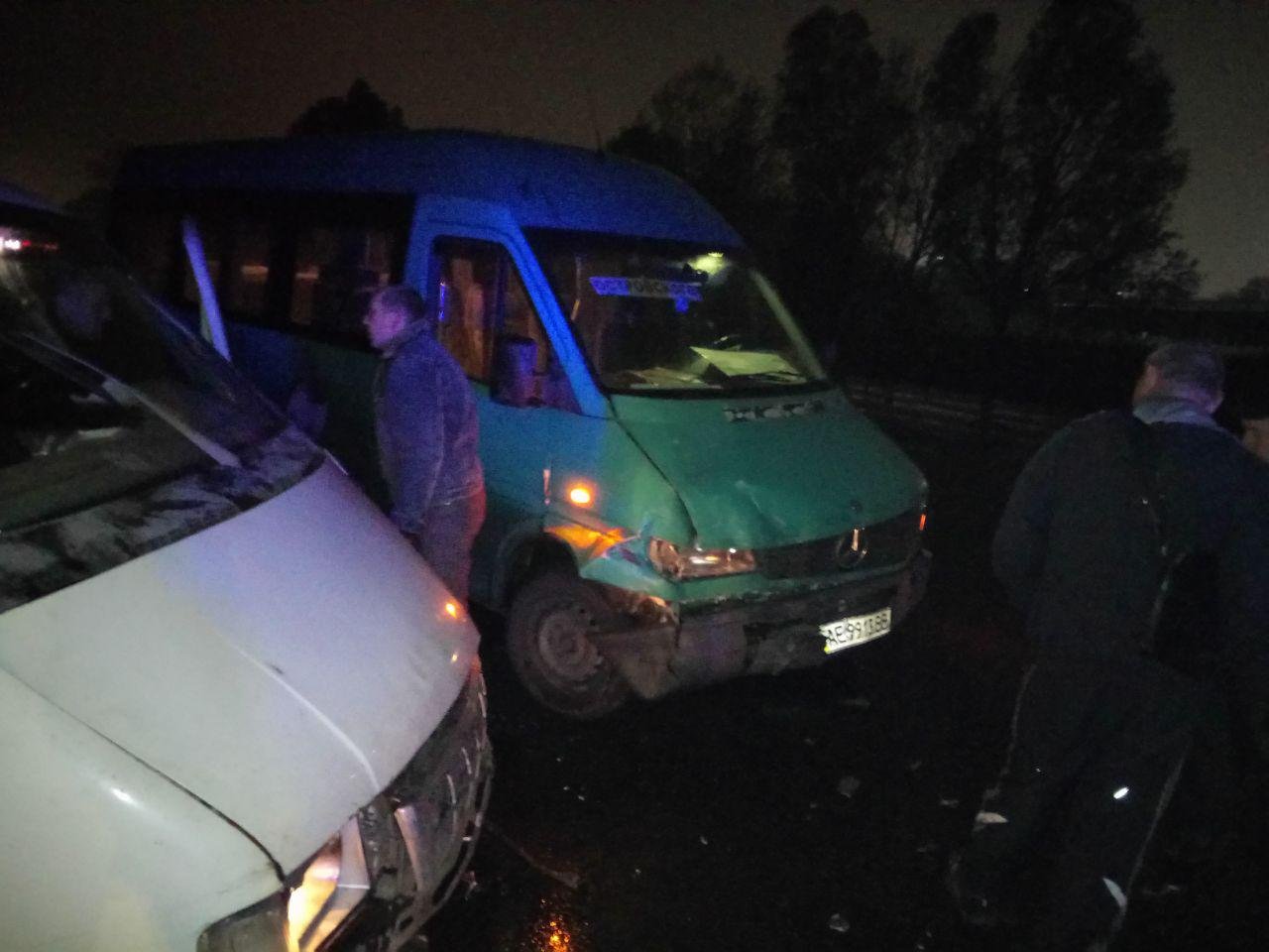 На Маршала Малиновского не поделили дорогу ГАЗель и маршрутка 2