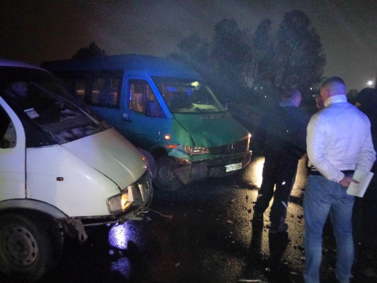 На Маршала Малиновского не поделили дорогу ГАЗель и маршрутка 4