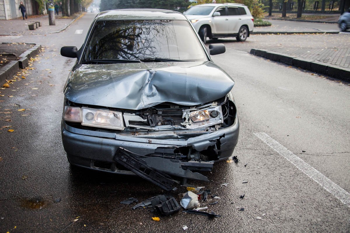 ДТП на проспекте Гагарина: Renault влетел в дерево 2