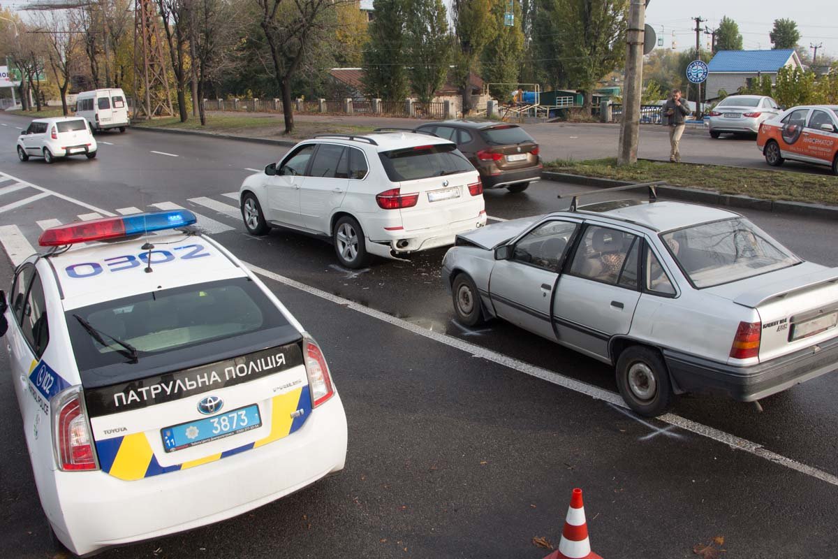 ДТП возле автосалона Lexus: пропуская пешехода, столкнулись Opel и BMW 6
