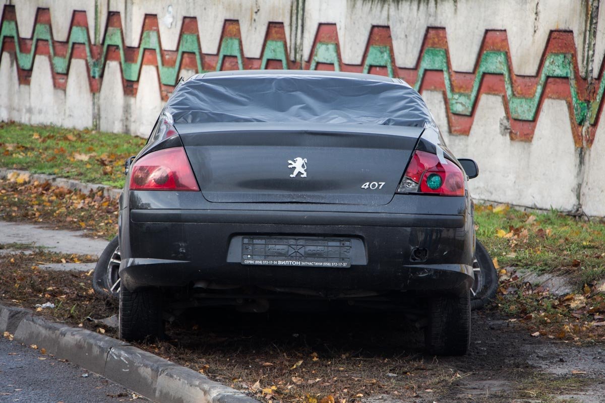 На Космической Lada Kalina вылетела "на встречку" и столкнулась с Peugeot 5