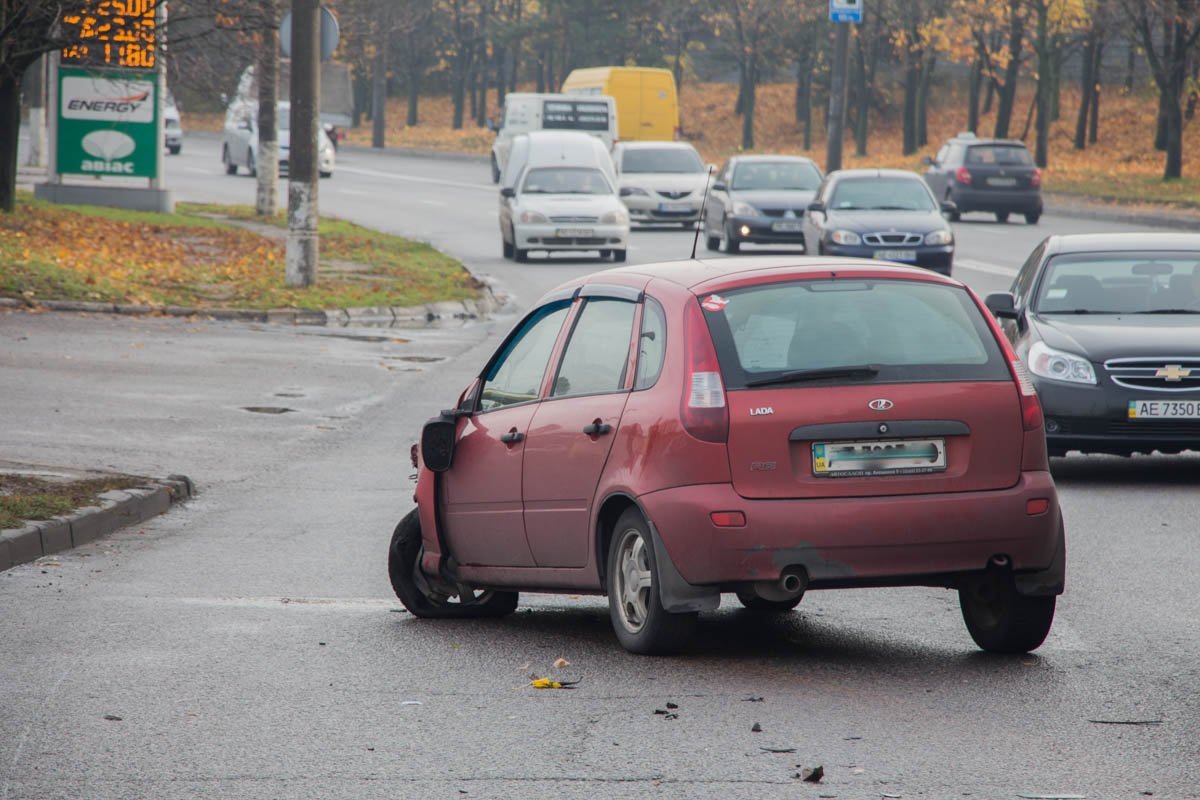 На Космической Lada Kalina вылетела "на встречку" и столкнулась с Peugeot 6