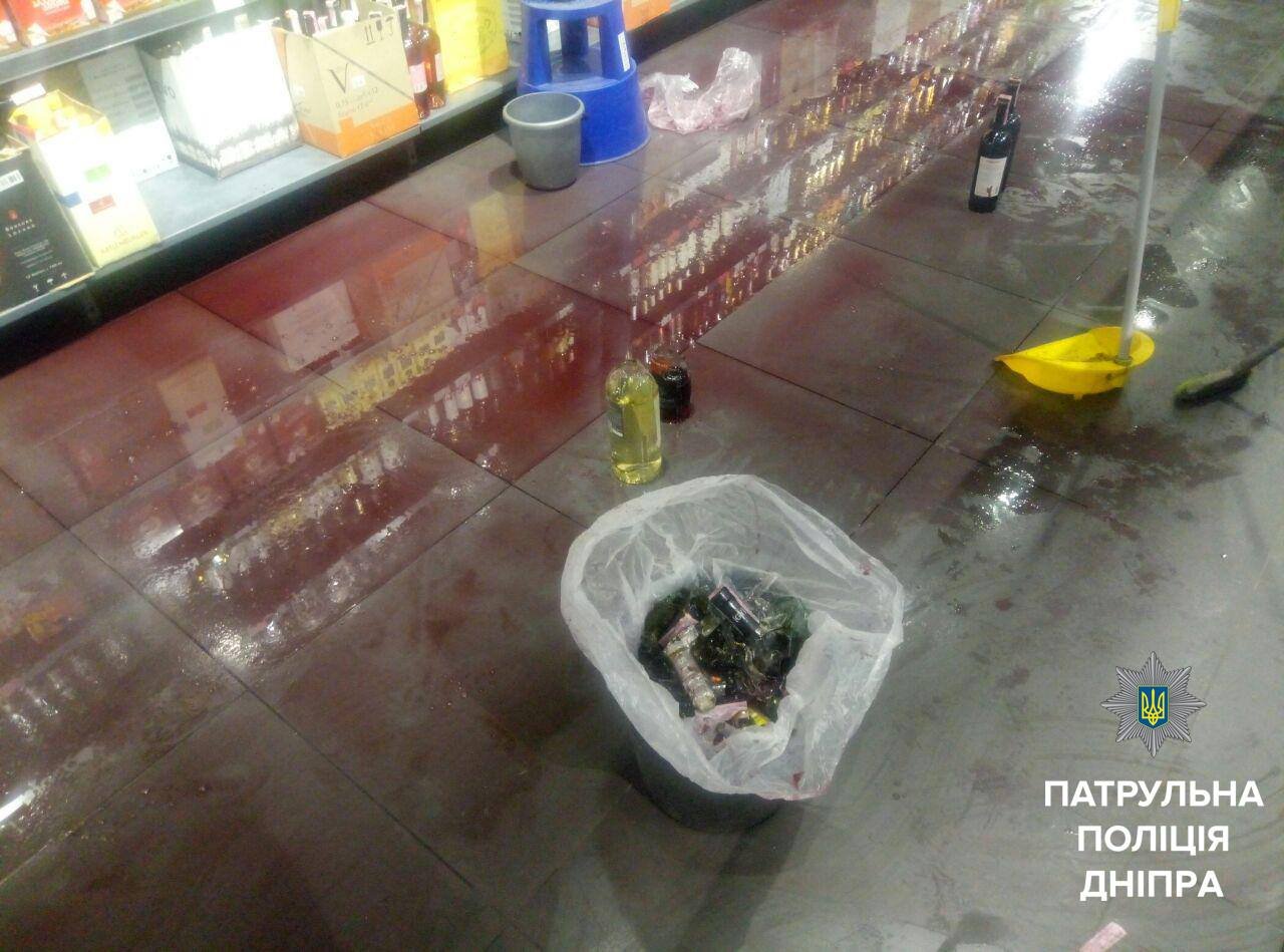 В Днепре 36-летний мужчина разбил алкоголя более чем на 2 тысячи гривен 1