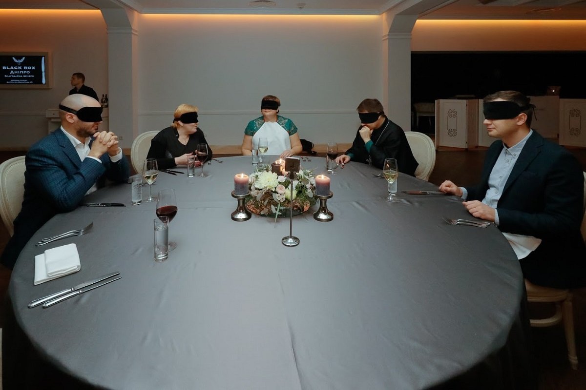 Ужин вслепую В Днепре прошел благотворительный ужин в полной темноте 1