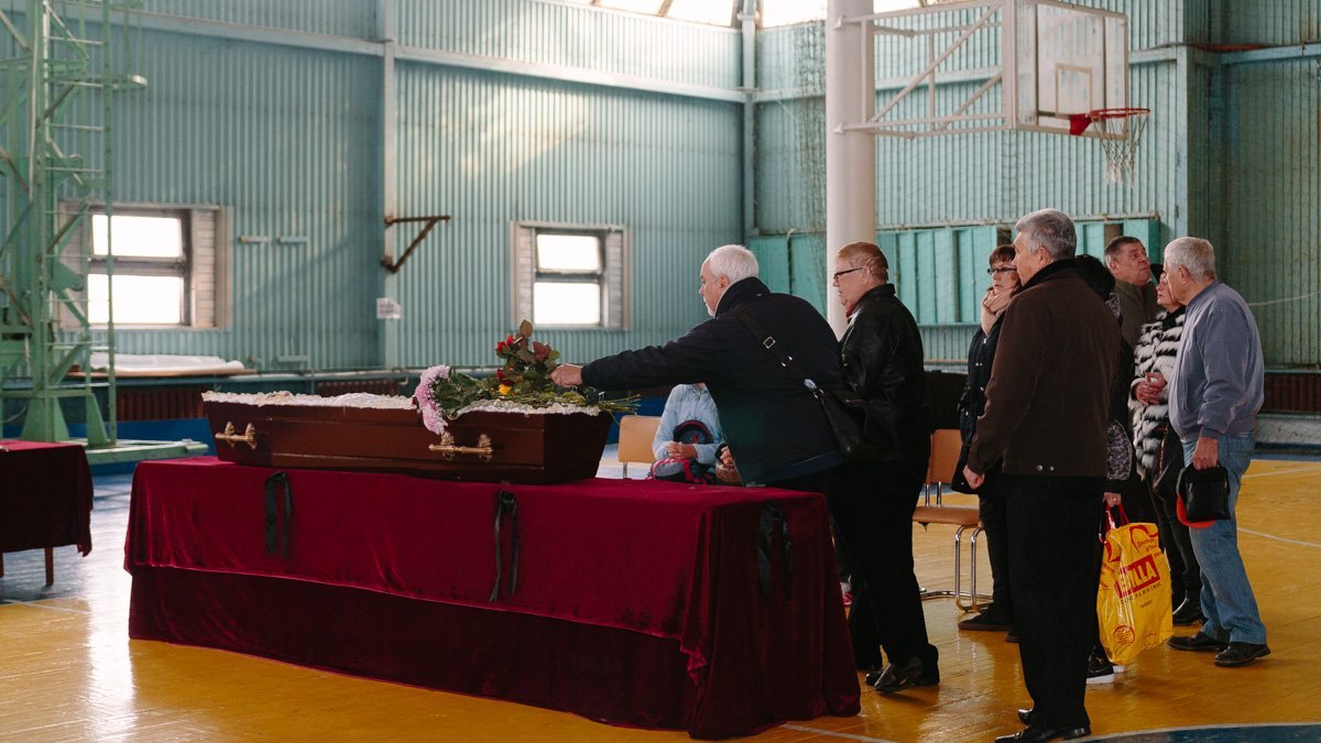 В здании футбольной академии попрощались с легендарным форвардом ФК "Днепр" 1