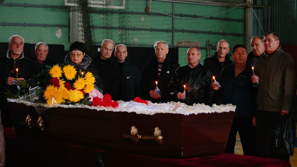 В здании футбольной академии попрощались с легендарным форвардом ФК "Днепр" 3