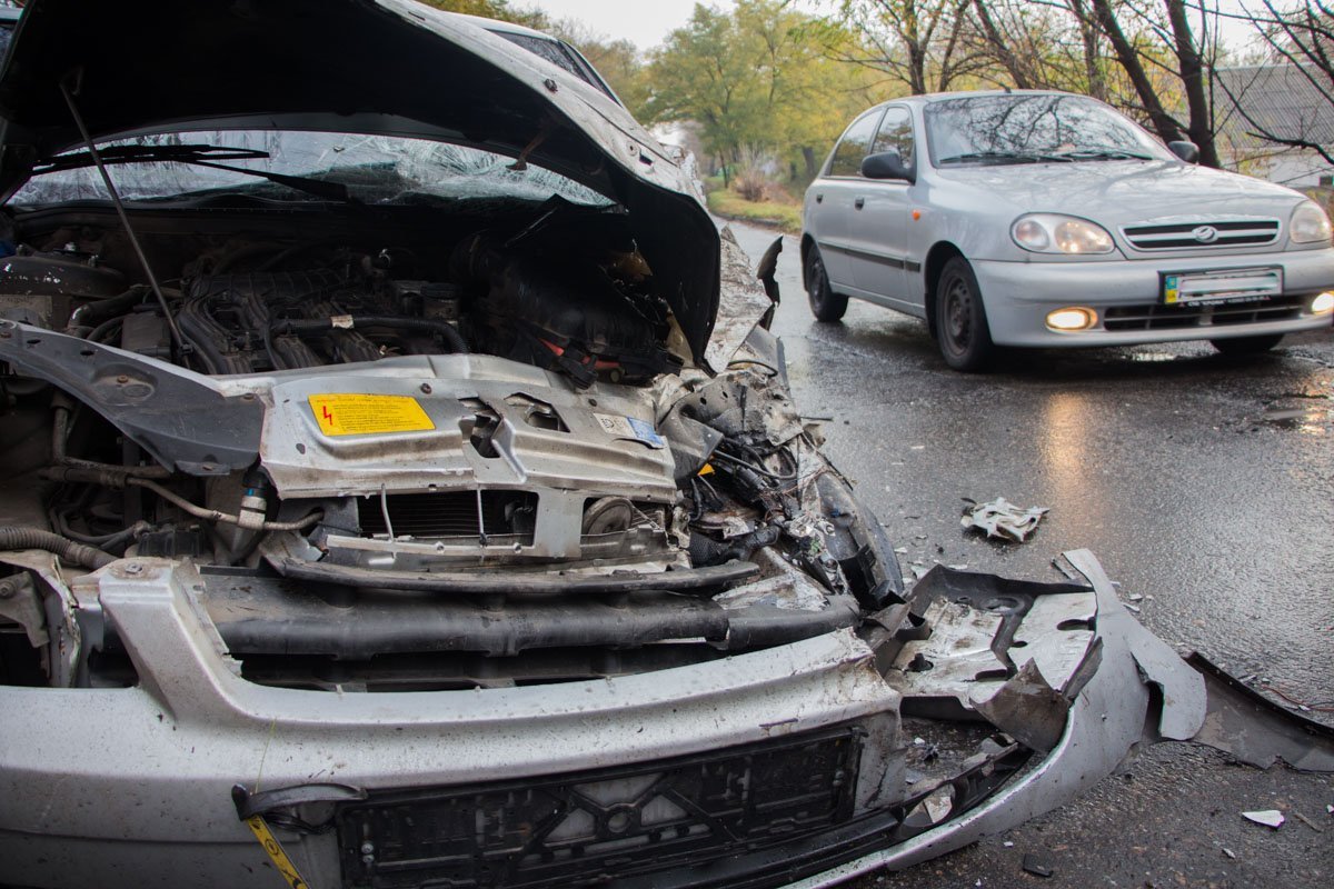 На Игрени Lada Priora столкнулась с фурой: пострадали двое мужчин 2