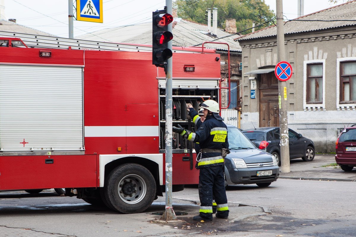 На Троицкой горела крыша жилого дома 2