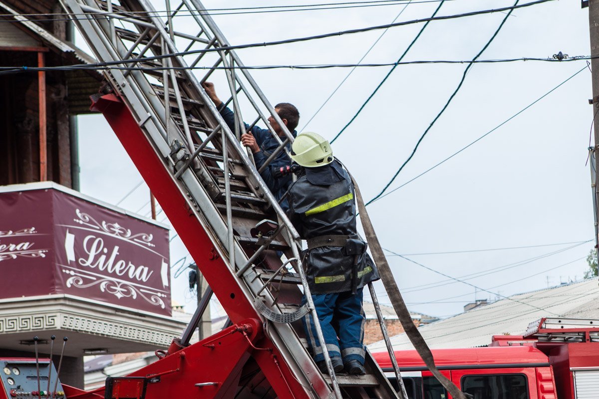 На Троицкой горела крыша жилого дома 4
