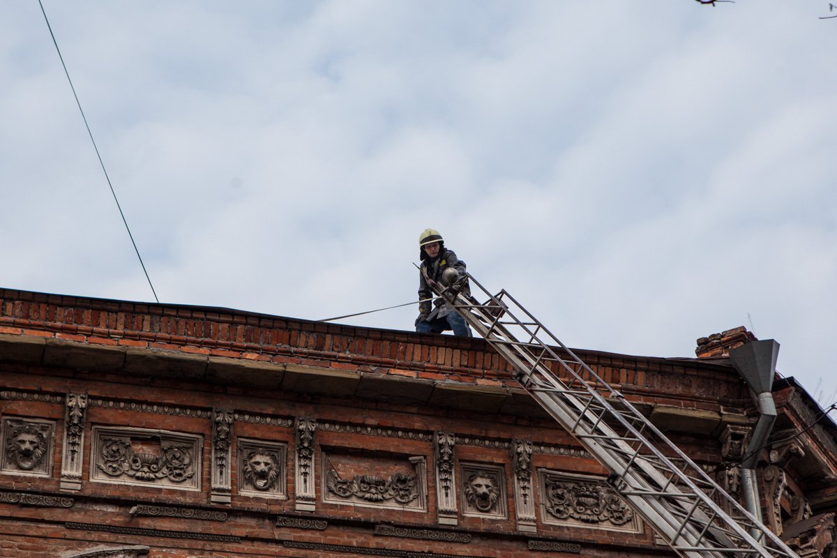 На Троицкой горела крыша жилого дома 6