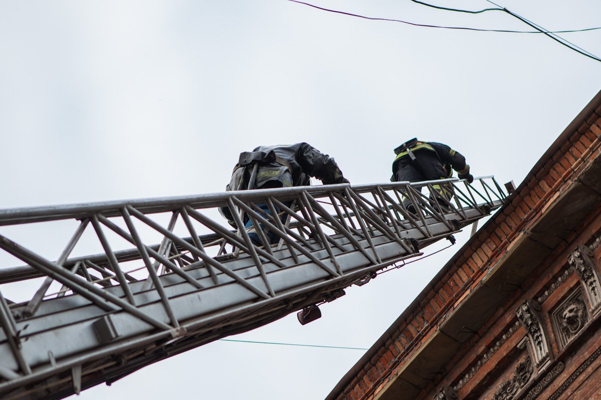 На Троицкой горела крыша жилого дома 8