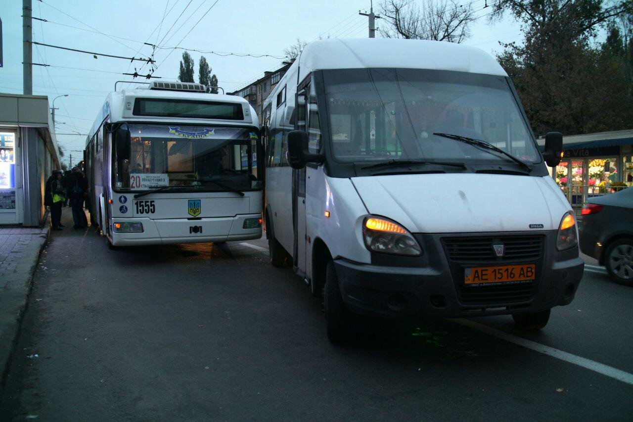 На Калиновой столкнулись 20-й троллейбус и 136-я маршрутка 1