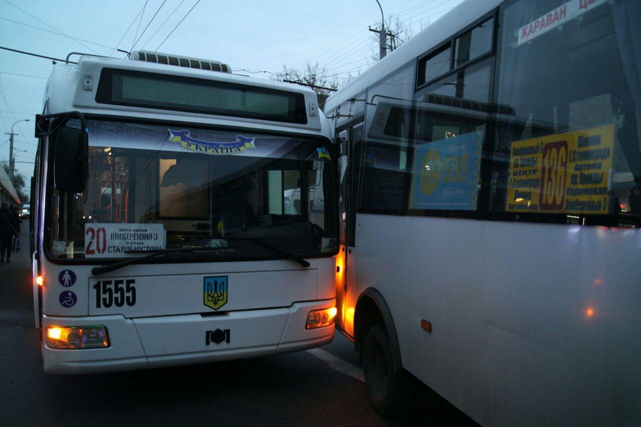 На Калиновой столкнулись 20-й троллейбус и 136-я маршрутка 2