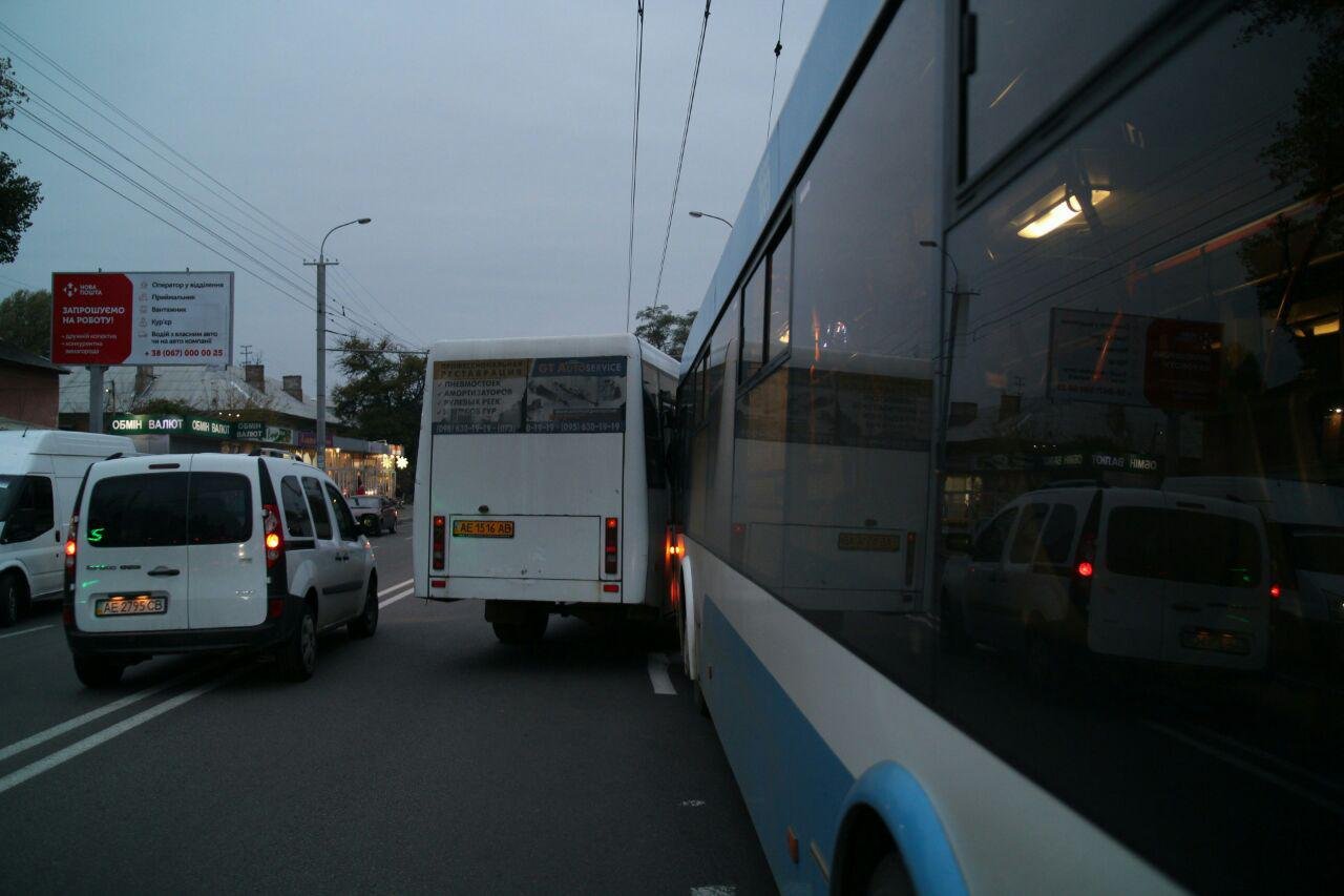 На Калиновой столкнулись 20-й троллейбус и 136-я маршрутка 4