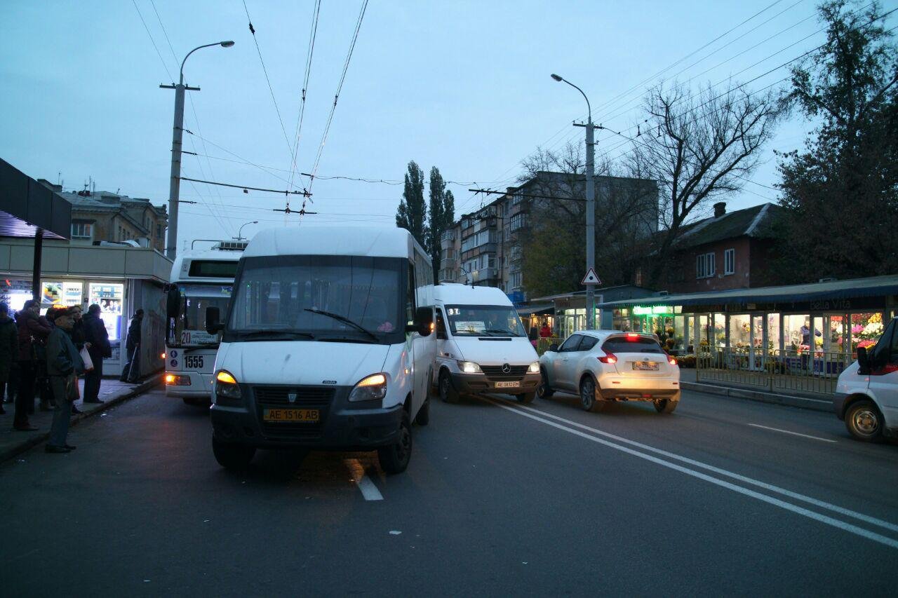 На Калиновой столкнулись 20-й троллейбус и 136-я маршрутка 5