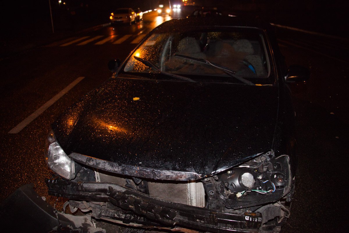 На проспекте Свободы столкнулись Daewoo Lanos, KIA и Daewoo Nexia 1