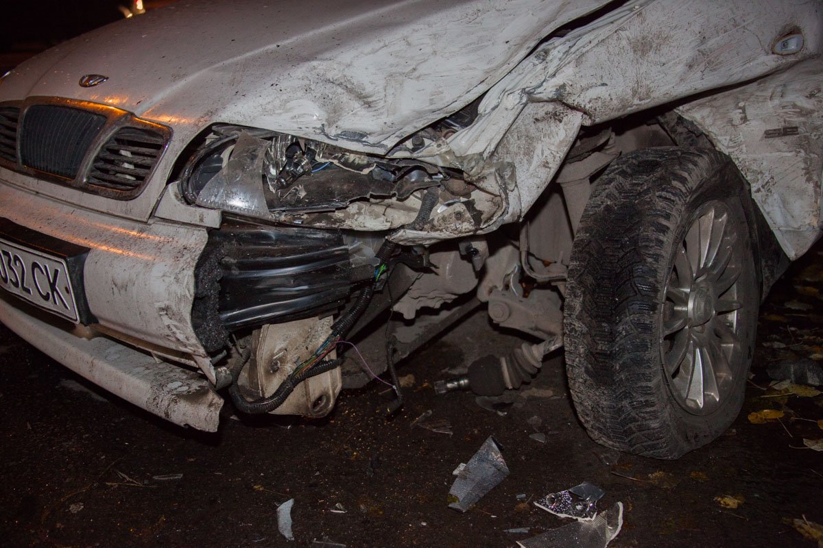 На проспекте Свободы столкнулись Daewoo Lanos, KIA и Daewoo Nexia 2