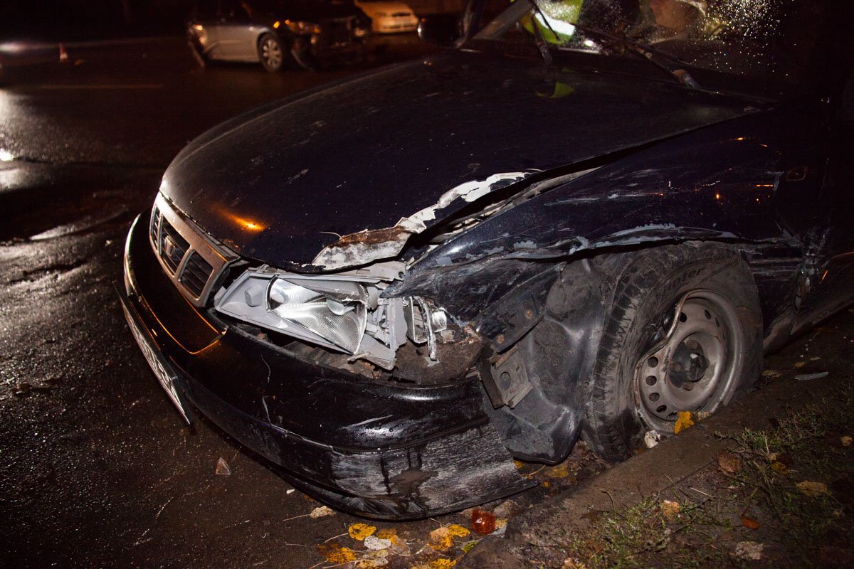 На проспекте Свободы столкнулись Daewoo Lanos, KIA и Daewoo Nexia 3