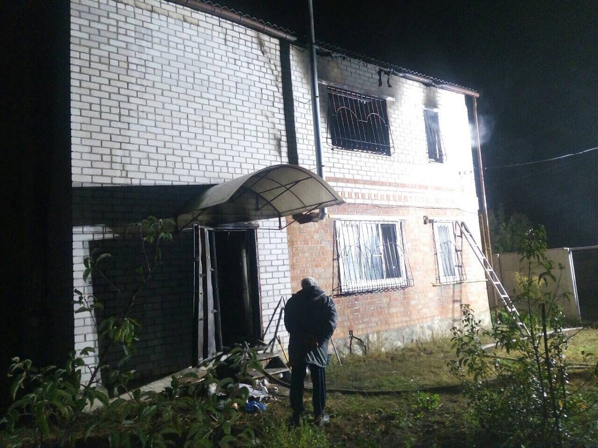 На улице Моторной горела дача: погибла женщина 1