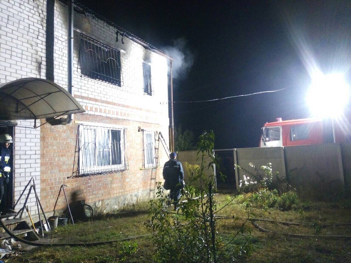 На улице Моторной горела дача: погибла женщина 2