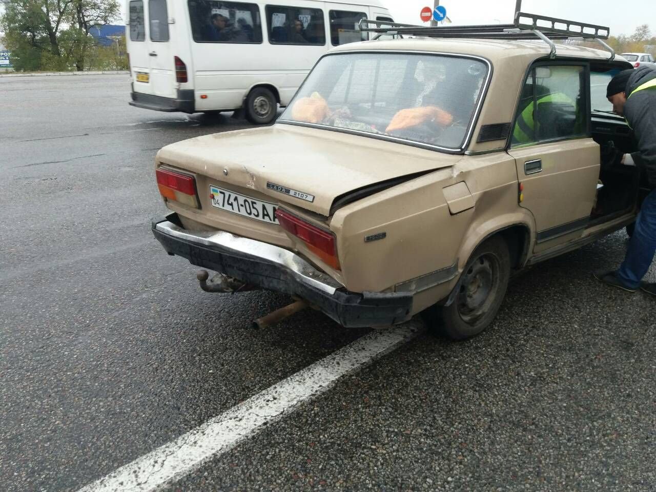 ДТП с пострадавшим на Донецком шоссе: столкнулись авто, маршрутка и Эталон 2