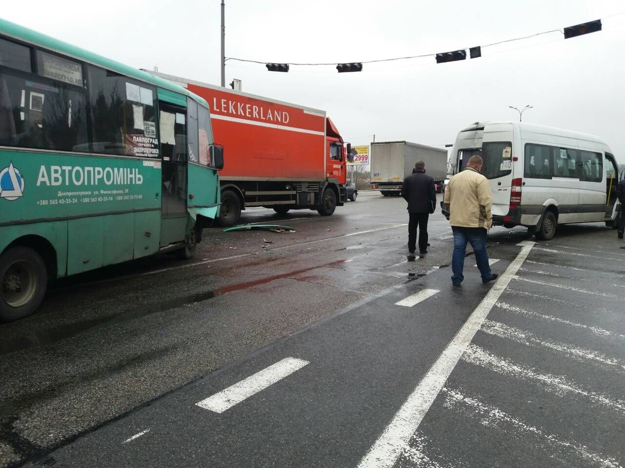 ДТП с пострадавшим на Донецком шоссе: столкнулись авто, маршрутка и Эталон 5