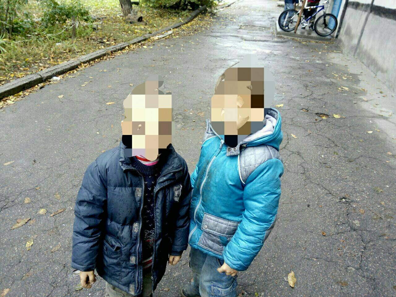 Минутка добра: патрульные Днепра отыскали двух маленьких братьев 1