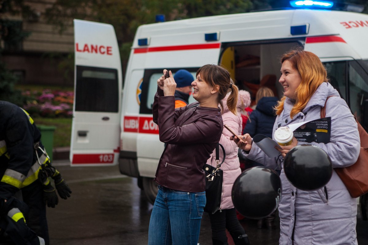 День спасателя в Днепре: полицейские, врачи и пожарные провели мастер-классы 6