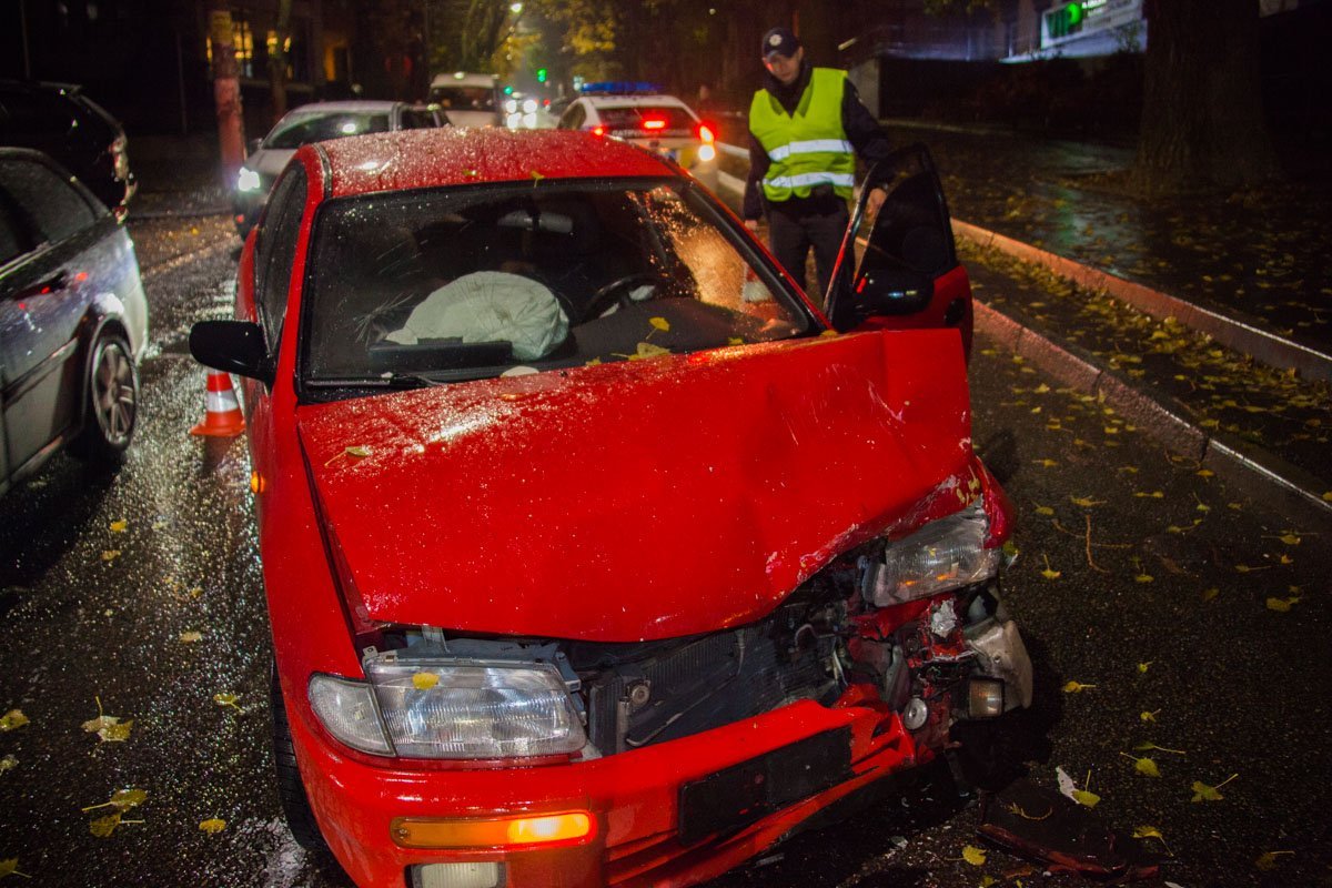 ДТП с пострадавшим в центре Днепра: столкнулись Toyota и Mazda 1