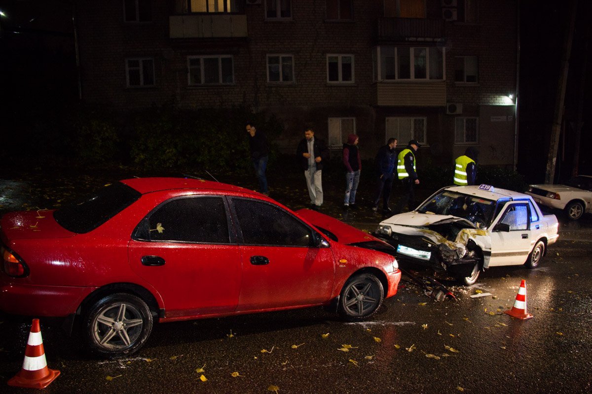 ДТП с пострадавшим в центре Днепра: столкнулись Toyota и Mazda 2