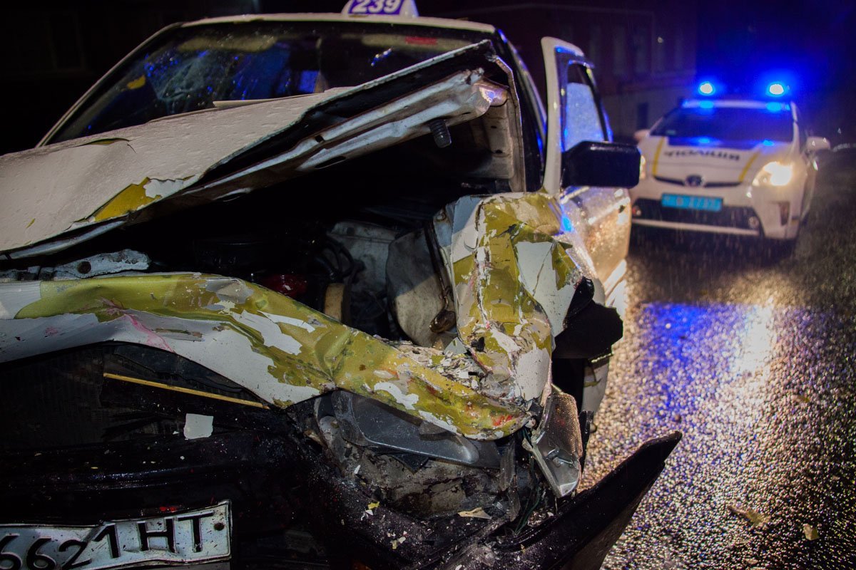 ДТП с пострадавшим в центре Днепра: столкнулись Toyota и Mazda 4