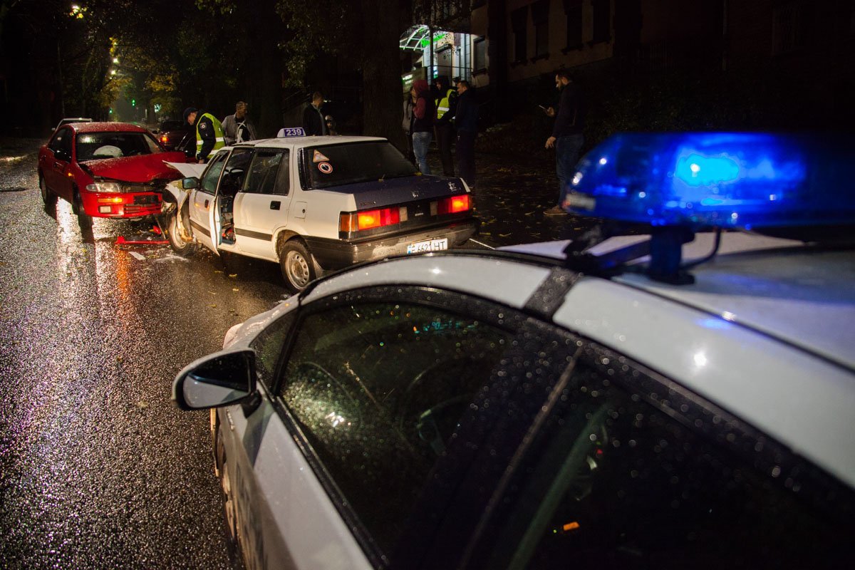 ДТП с пострадавшим в центре Днепра: столкнулись Toyota и Mazda 5