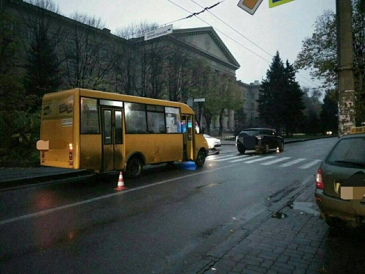 На Гагарина маршрутка № 87 въехала в Mazda CX9: пострадали трое детей 1