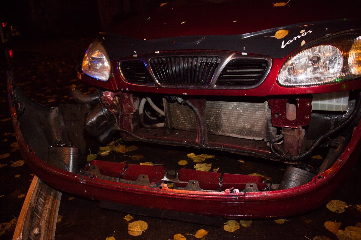 На Калиновой возле АТБ столкнулись три машины: пострадали двое мужчин 1