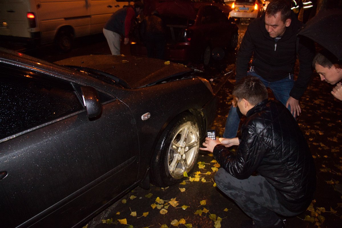 На Калиновой возле АТБ столкнулись три машины: пострадали двое мужчин 2
