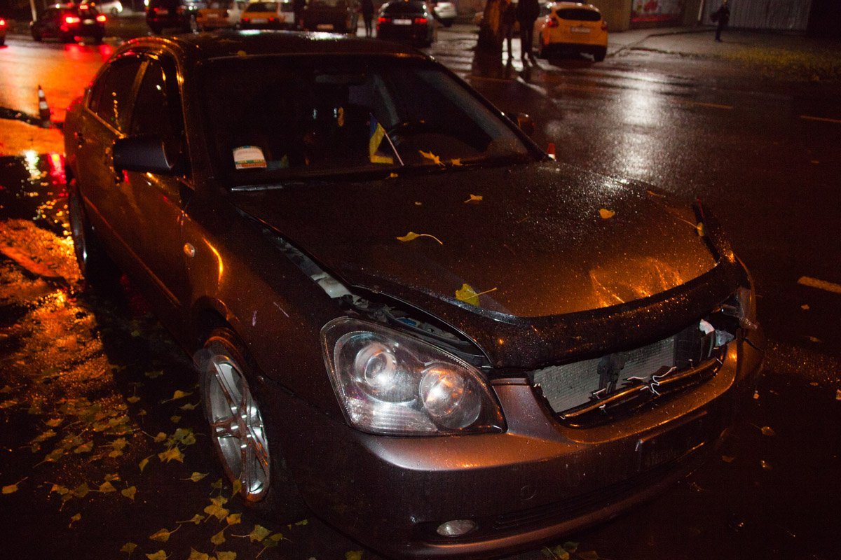 На Калиновой возле АТБ столкнулись три машины: пострадали двое мужчин 3