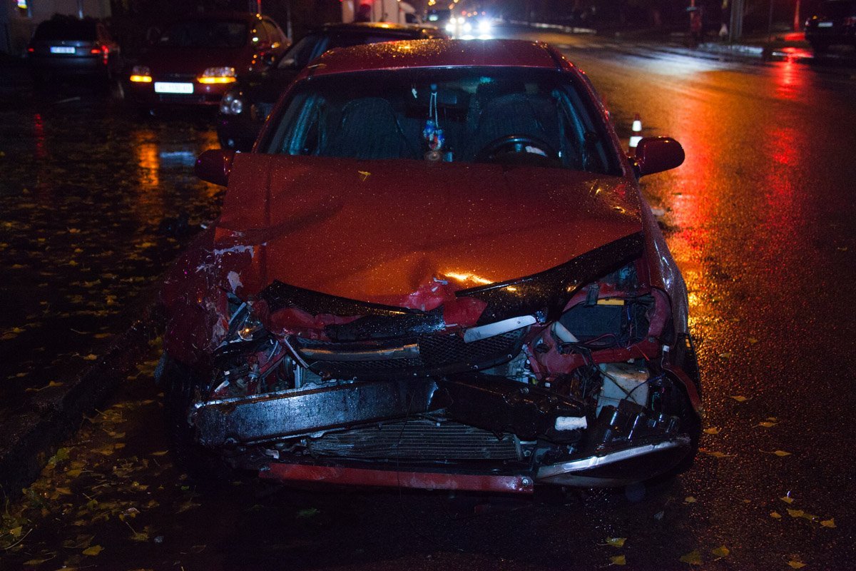 На Калиновой возле АТБ столкнулись три машины: пострадали двое мужчин 4