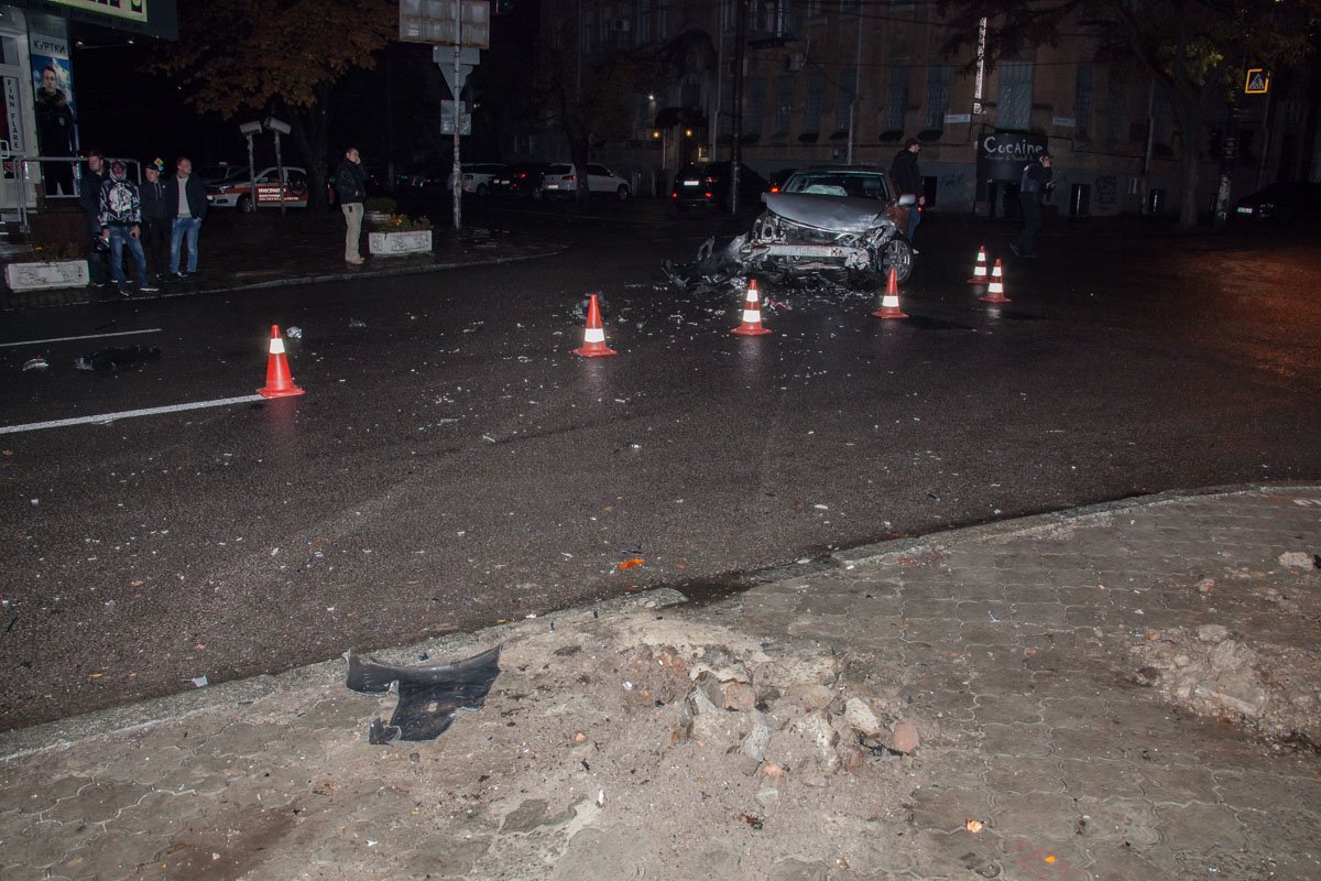 На Сечевых Стрельцов перевернулась маршрутка: пострадали 4 человека 1