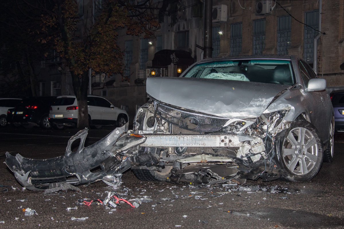 На Сечевых Стрельцов перевернулась маршрутка: пострадали 4 человека 2