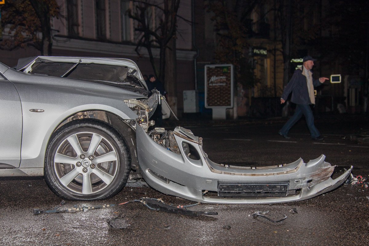 На Сечевых Стрельцов перевернулась маршрутка: пострадали 4 человека 3