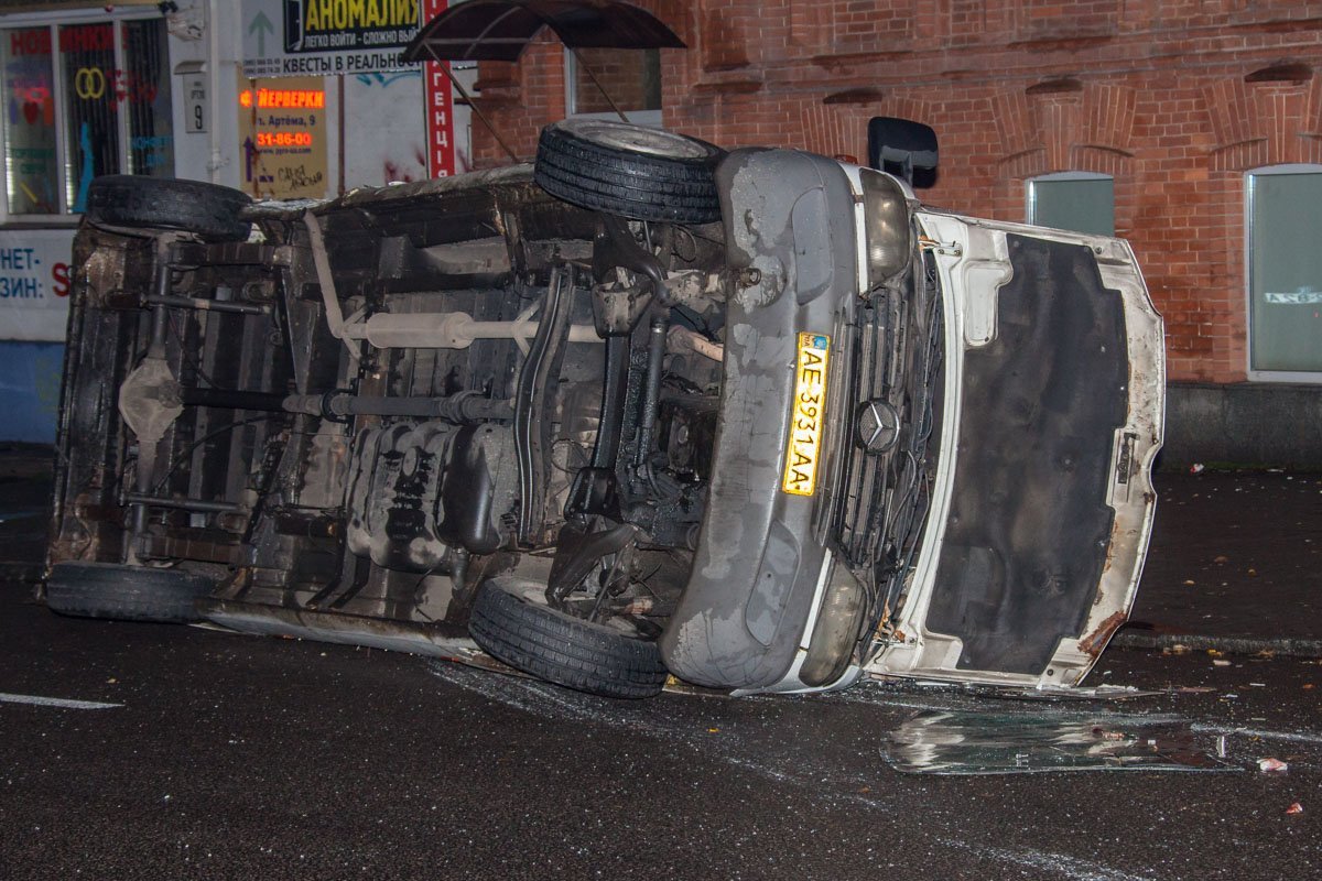 На Сечевых Стрельцов перевернулась маршрутка: пострадали 4 человека 4