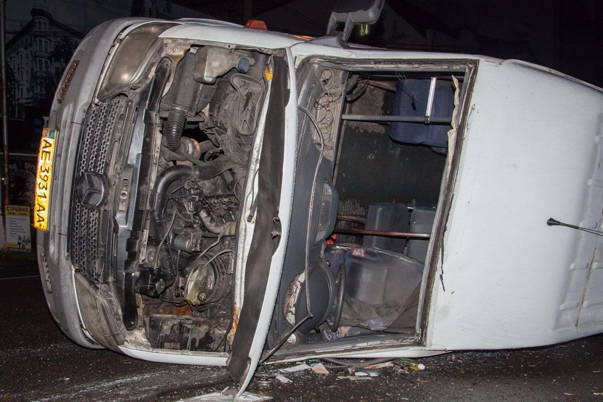 На Сечевых Стрельцов перевернулась маршрутка: пострадали 4 человека 5