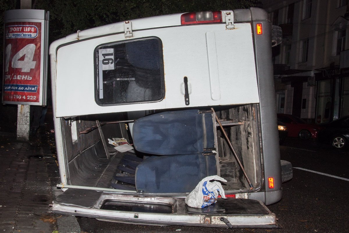 На Сечевых Стрельцов перевернулась маршрутка: пострадали 4 человека 6