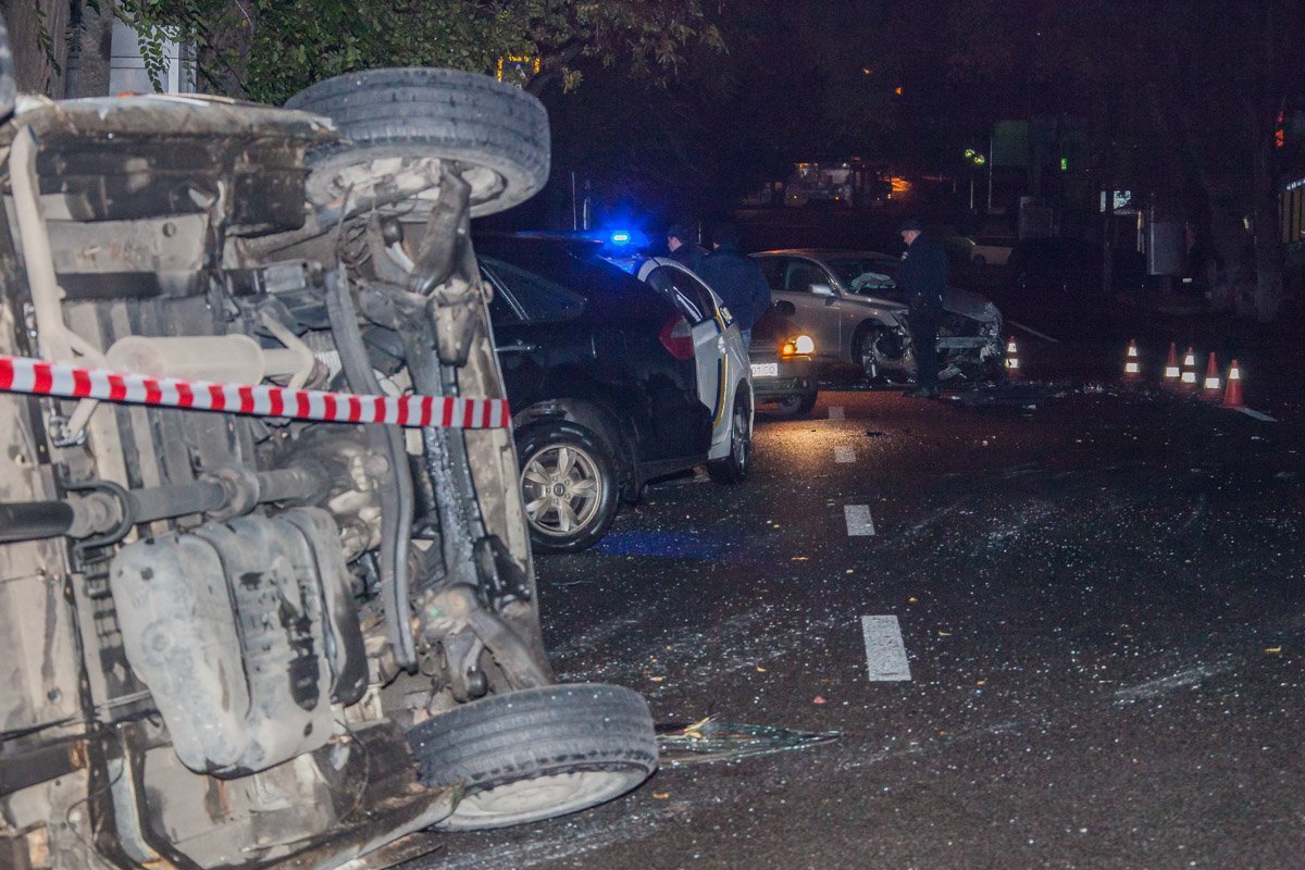 На Сечевых Стрельцов перевернулась маршрутка: пострадали 4 человека 7