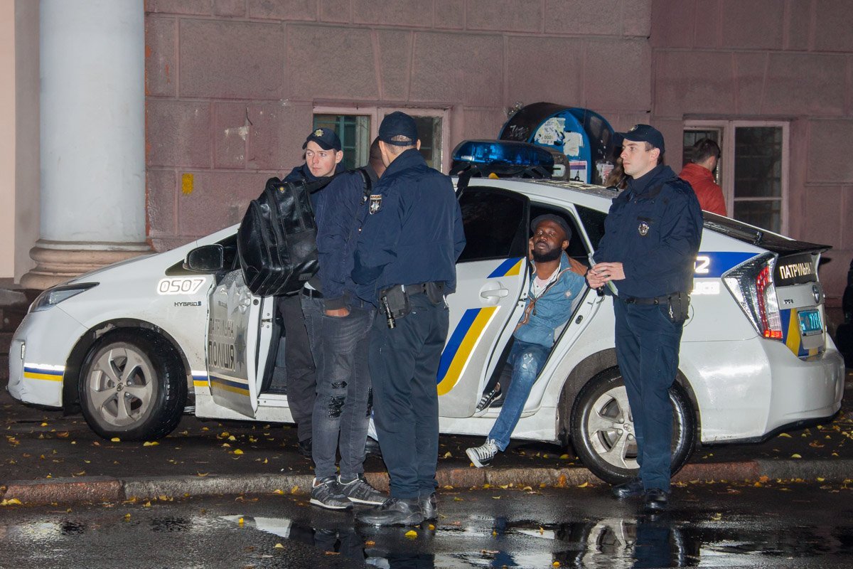 На Сечевых Стрельцов перевернулась маршрутка: пострадали 4 человека 9