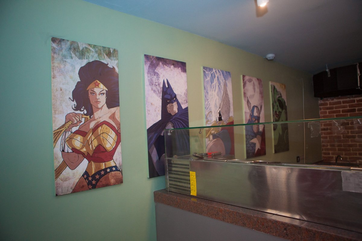 Супергерои, пицца и игровые приставки: в Днепре открылся Комикс-бар 1